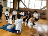 日本赤十字社の指導員の方から救急法の説明を聞く生徒達