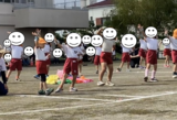 遊戯「Five（嵐）」で右手を挙げて踊っている様子