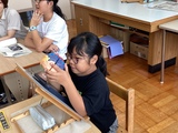 脳の模型を観察する児童