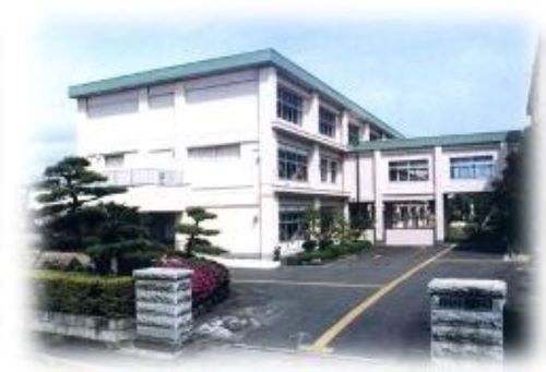 正門からの校舎