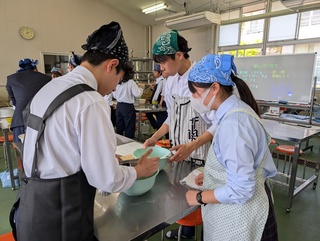 「産業社会と人間」蒸しパン作り