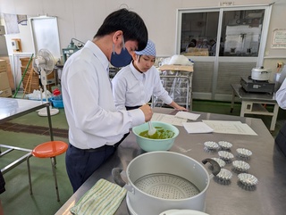 「産業社会と人間」蒸しパン作り