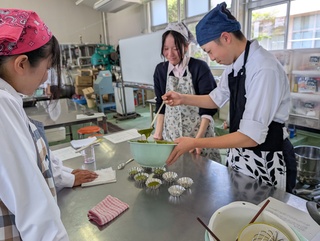 「産業社会と人間」蒸しパン作り