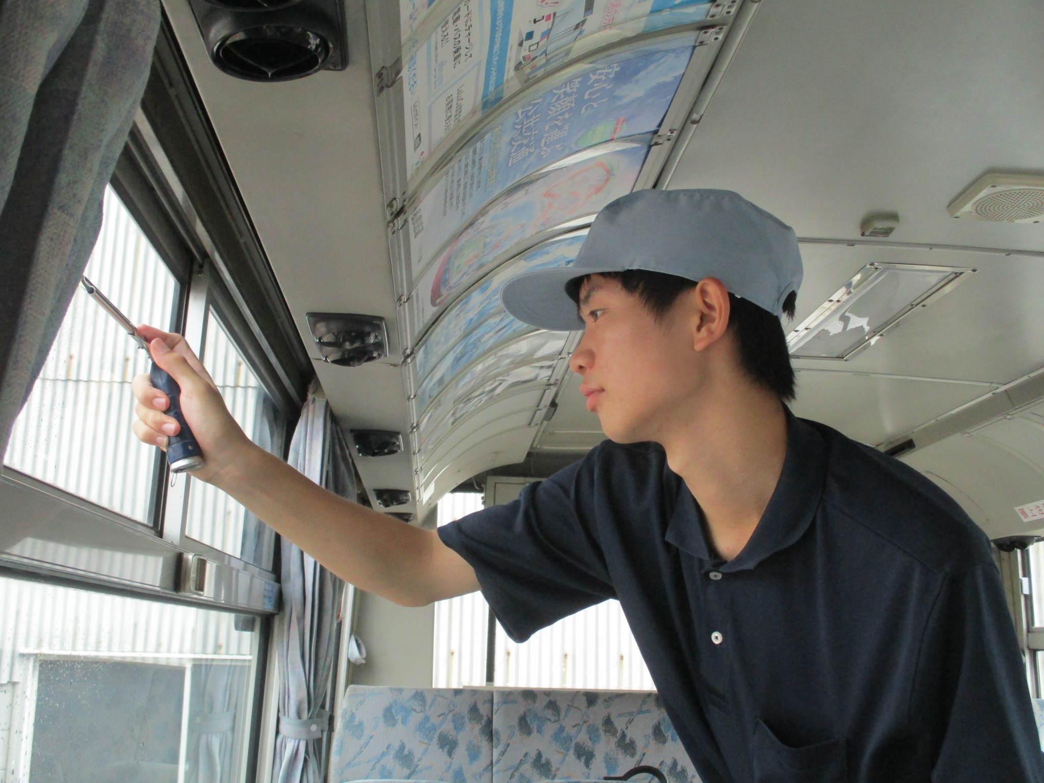 地域作業（バスの清掃）