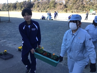 運び