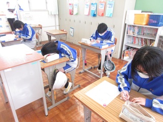 ４