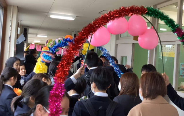 在校生・職員見送り 在校生・職員見送り