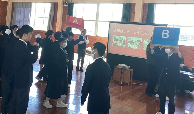 学校紹介クイズの様子