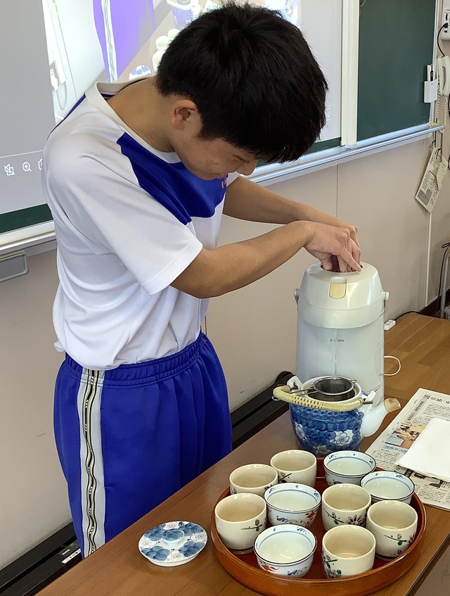 ポットから湯を注ぐ