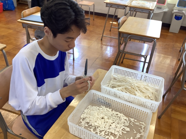 ハサミで細かくする