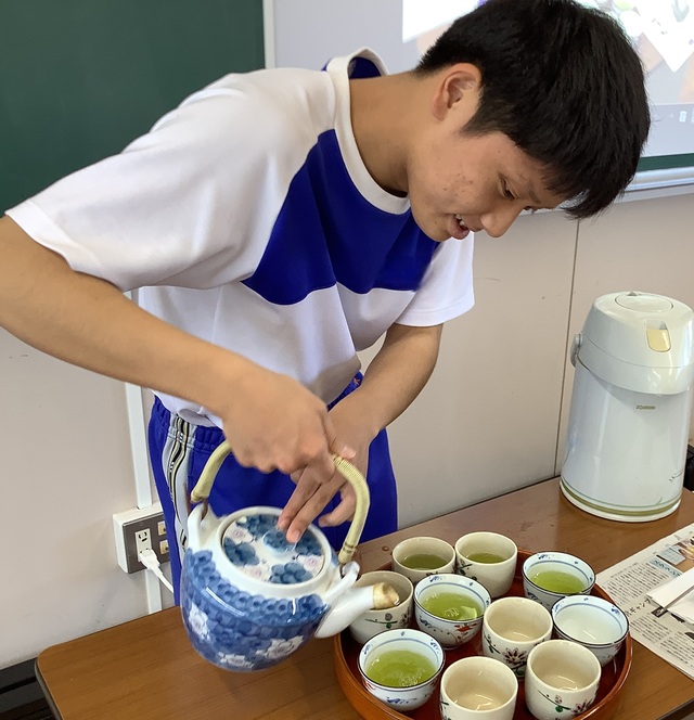 お茶を注ぐ