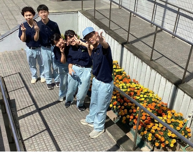 花壇の前で記念写真 花壇の前で記念写真