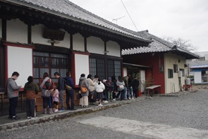 行列の賑わい