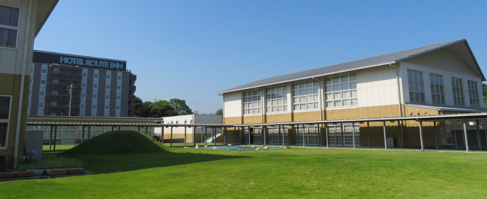 中庭から体育館