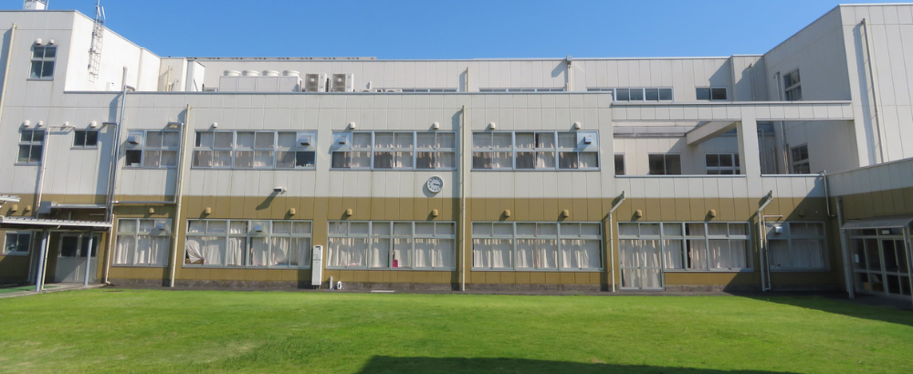 中庭から義務教育棟