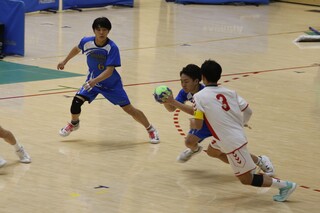 ボールを追う選手
