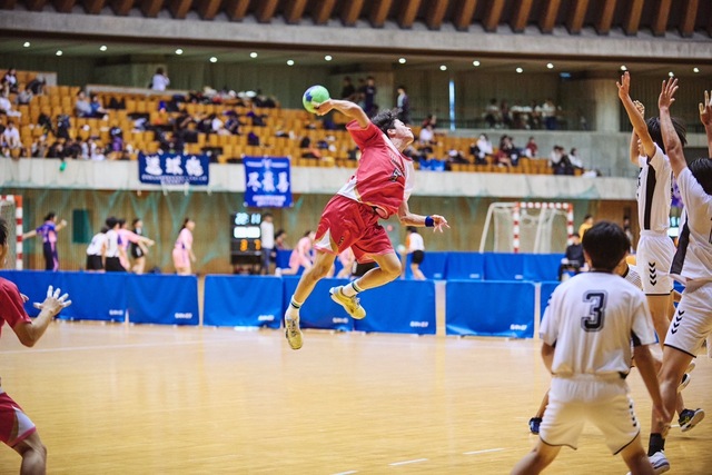 シュートを決める選手