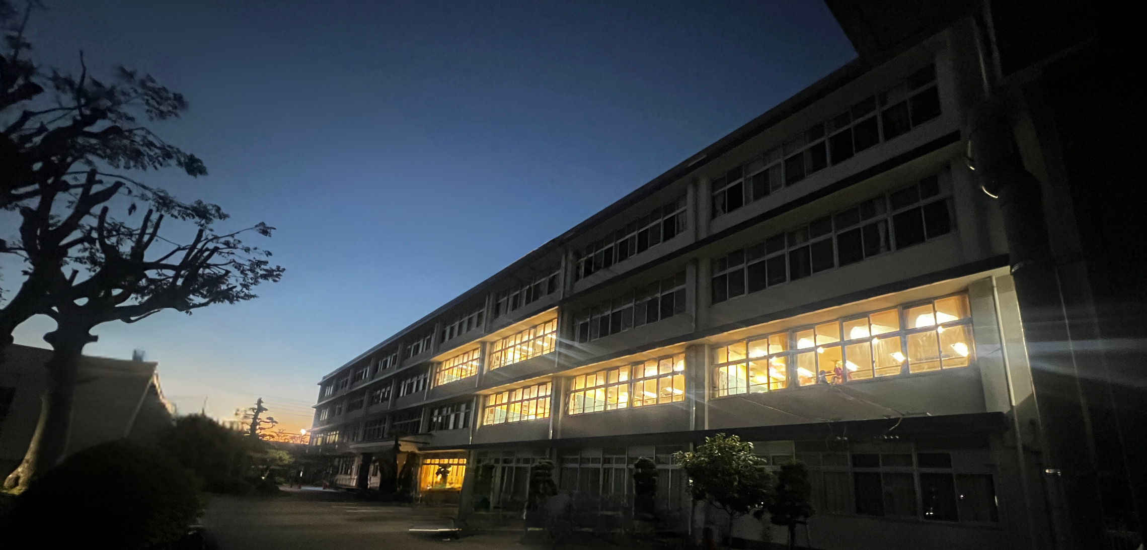 校舎夜景