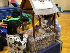 児童がとんとん相撲をしている様子。