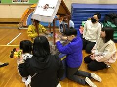 児童がとんとん相撲をしている様子。