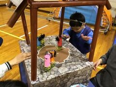 幼児がとんとん相撲をしている様子。