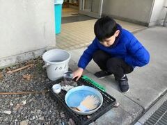 氷ができたか確認している様子。