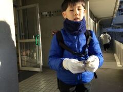 舎生が出来上がった氷を持っている様子。