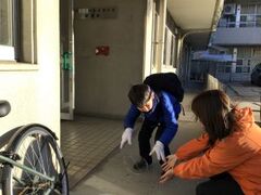 できた氷を割っている様子。