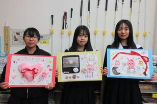 ３人で絵本を持ち、記念写真を撮りました