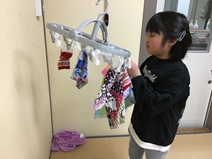 洗濯を干している様子。