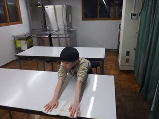 テーブル拭きの様子