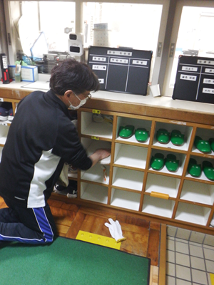 靴箱拭きの様子