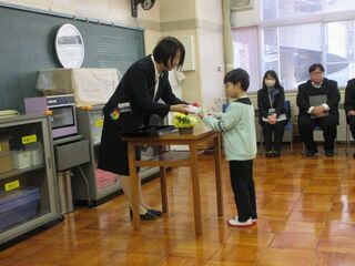 始業式　3年生への教科書給与