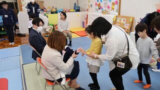 入園式の最後に小学部のみんなと握手