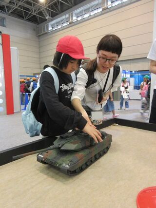 03 洗車のラジコンカーに触らせてもらいました