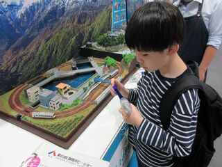 04 小型発電機のレバーを回して電車を走らせます