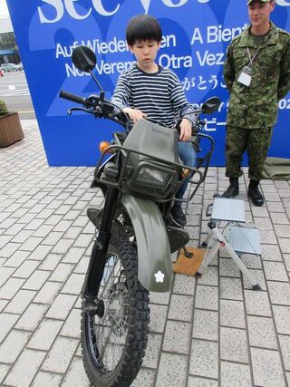 07 自衛隊のバイクにまたがって
