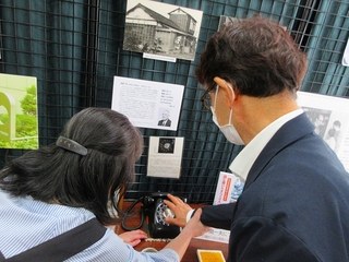 2_honma 日本点字図書館 本間氏デスク前にて