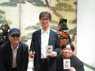 C_yoroi 鎧の前で