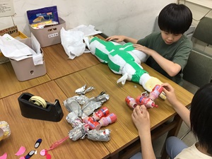 かかしを作っている様子② かかしを作っている様子②