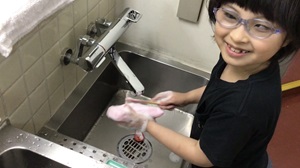 笑顔で洗い物をしている様子