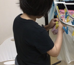 洗濯を干している様子。