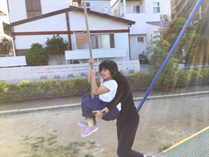 ターザンロープで遊んでいる様子