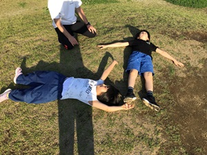 芝生で寝そべっている様子