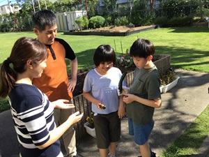 栄養教諭の先生に野菜を手渡している様子。