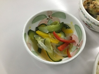 採れたてのキュウリを使ったマリネの写真