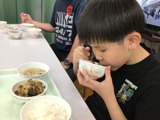 Iさんがマリネを食べている様子