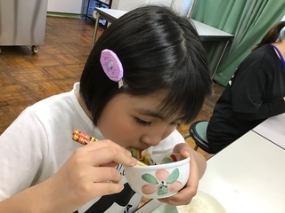 Yさんがマリネを食べている様子