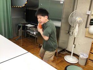 Iさんがお花紙とお湯の入ったペットボトルを振っている様子 Iさんがお花紙とお湯の入ったペットボトルを振っている様子