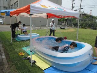 芝生の校庭での水あそび